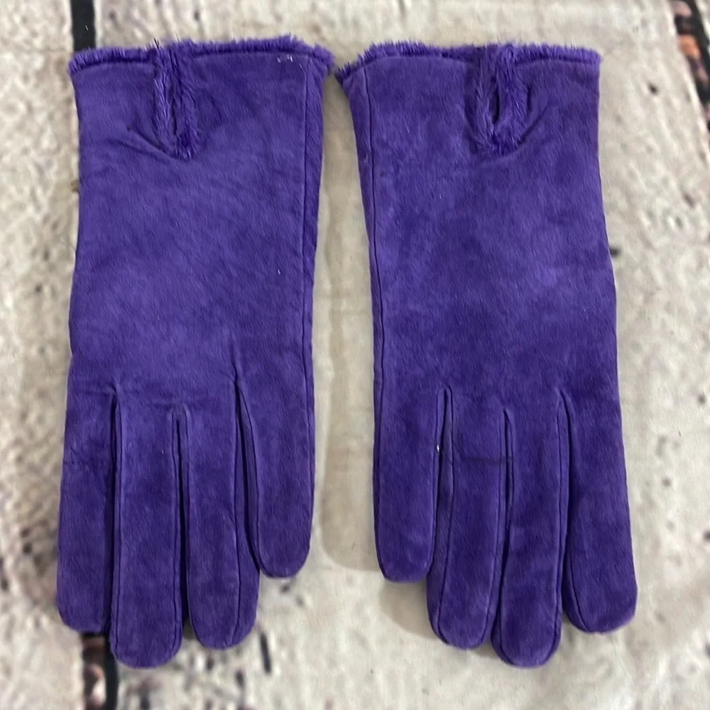 Suede purple gloves